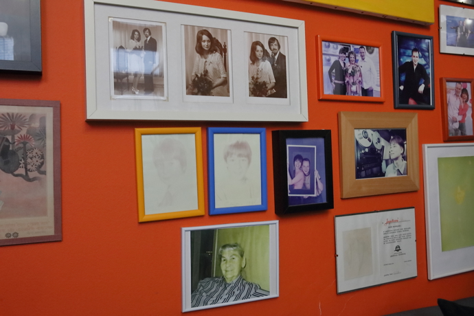 Nahoře jsou svatební fotografie rodičů Michala Jagelky.