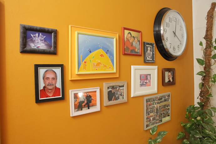 Tzv. Zeď mrtvol, na které jsou fotografie lidí - i zvířat - kteří už nejsou mezi námi.