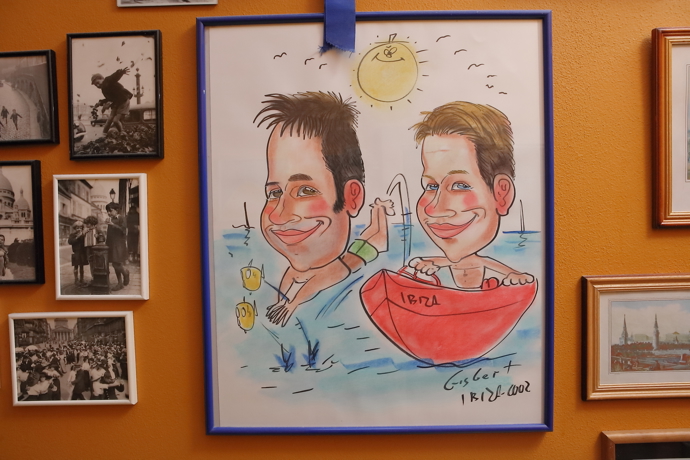 Cestovatelská zeď na podestě v patře mezonetu