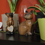 Dříve jejich domácnosti kralovali dva kocouři, tady je malá vzpomínka na ně.