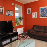 Pohled na obývací pokoj Aleše Cibulky a Michala Jagelky, v koutku je ráj Tobiáše.