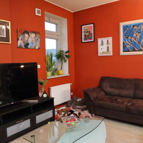 Pohled na obývací pokoj Aleše Cibulky a Michala Jagelky, v koutku je ráj Tobiáše.