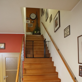 Schody do patra, kde mají Aleš s Michalem ložnici a pracovny.