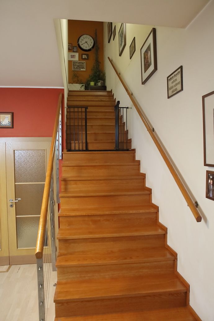 Schody do patra, kde mají Aleš s Michalem ložnici a pracovny.