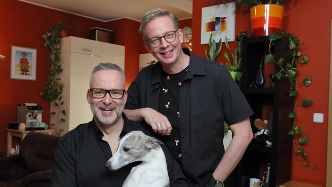 Pohled na obývací pokoj Aleše Cibulky a Michala Jagelky, v koutku je ráj Tobiáše.