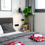 Pohled do ložnice Jiřího a Soni Ježkových, ze které mají výhled do zahrady.