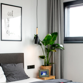 Pohled do ložnice Jiřího a Soni Ježkových, ze které mají výhled do zahrady.