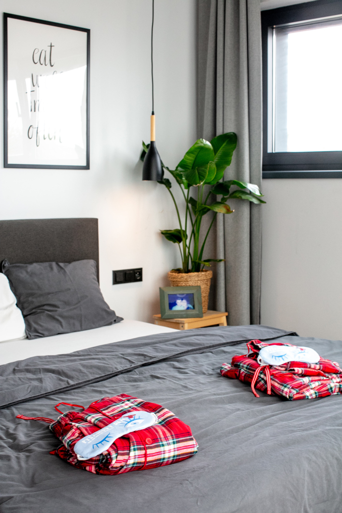 Ložnice Jirky a Soňi Ježkových, ze které mají výhled do zahrady.