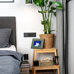 Soňa si v ložnici ráda čte. Vedle postele má proto sloupek knih.