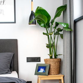 Soňa si v ložnici ráda čte. Vedle postele má proto sloupek knih.