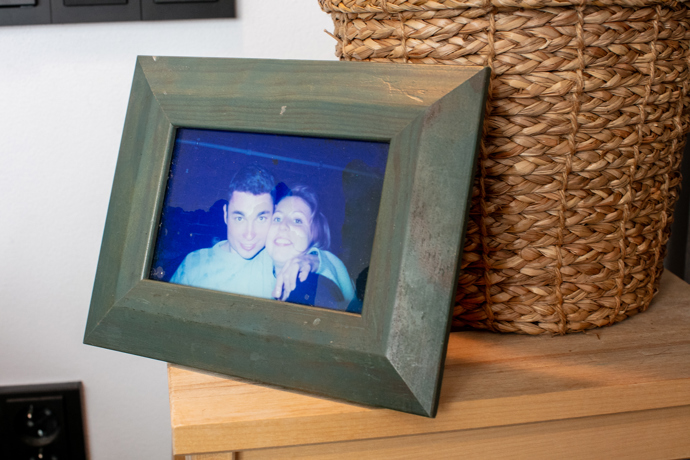 Obrázky Jiřího a Soni Ježkových zdobí jejich domov.