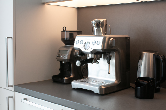 Manželé Ježkovi také rádi pijí kávu.