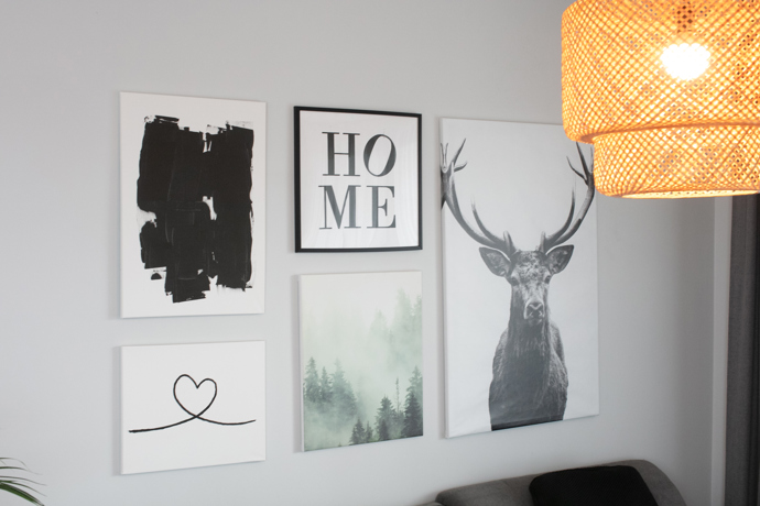 Dekorace v obývacím pokoji, který je propojený s kuchyní.