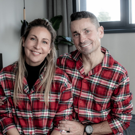 Sympatičtí manželé Ježkovi nás s magazínem Lifee.cz pustili do svého domu, a dokonce až do své ložnice. Při té příležitosti si oblékli i sladěná pyžama.