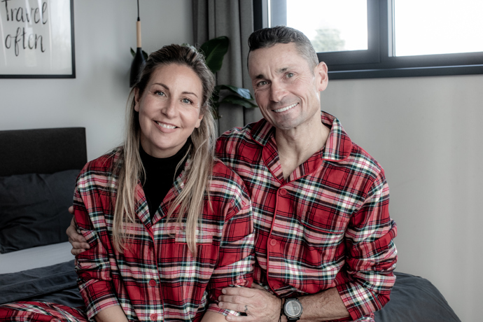 Sympatičtí manželé Ježkovi nás pustili s magazínem Lifee.cz do svého domu, a dokonce až do své ložnice. Při té příležitosti si oblékli i sladěná pyžama.