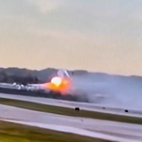 Na záběrech z nehody je vidět oheň šlehající z motorů.