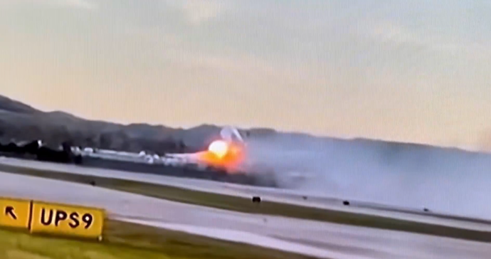 Na záběrech z nehody je vidět oheň šlehající z motorů.