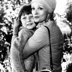 Maminku Tomáše Holého si ve filmu zahrála Jana Brejchová. Snímek je z volného pokračování Na pytlácké stezce (1979).