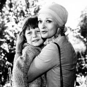 Maminku Tomáše Holého si ve filmu zahrála Jana Brejchová. Snímek je z volného pokračování Na pytlácké stezce (1979).