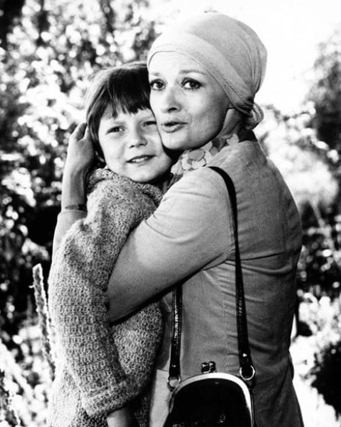 Maminku Tomáše Holého si ve filmu zahrála Jana Brejchová. Snímek je z volného pokračování Na pytlácké stezce (1979).