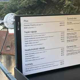 Skrytou perlou Pražského hradu je restaurace Kuchyň, která patří pod síť podniků Ambiente. Ceny jsou vyšší, ale platíte za kvalitní nápoje a také neopakovatelný výhled.