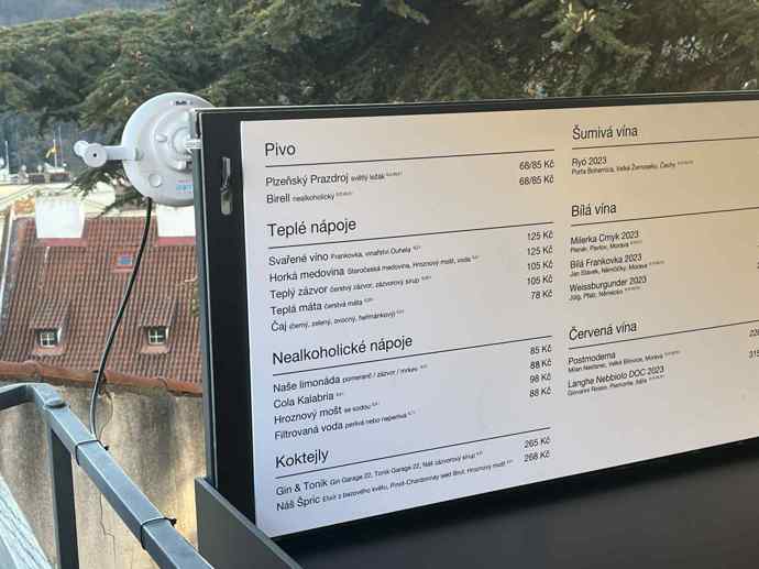 Skrytou perlou Pražského hradu je restaurace Kuchyň, která patří pod síť podniků Ambiente. Ceny jsou vyšší, ale platíte za kvalitní nápoje a také neopakovatelný výhled.