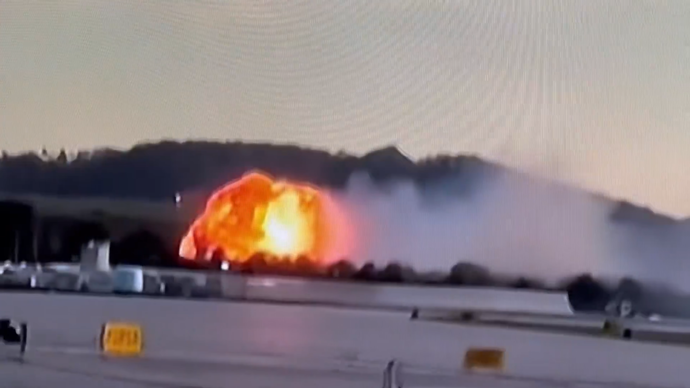 Záběr okamžiku letecké nehody.