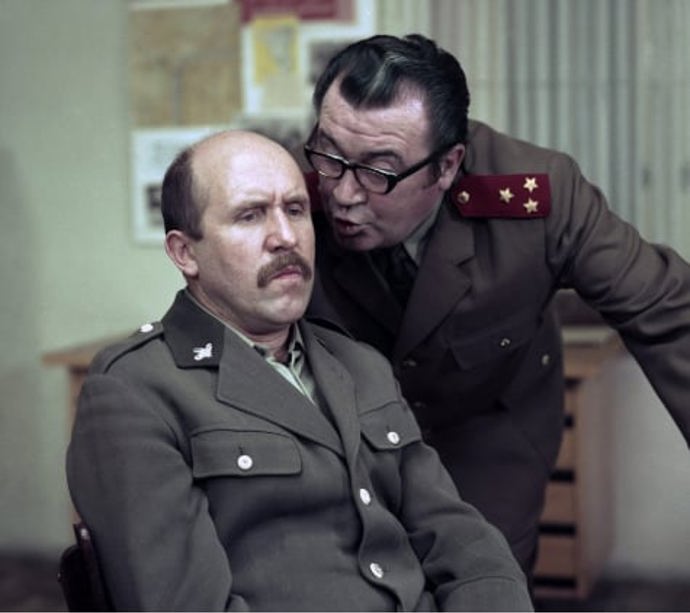 Zdeněk Dítě s Petrem Nárožným ve filmu Kluci drží basu z roku 1978.