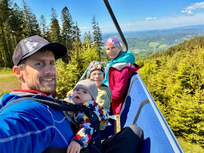 Roman se svou rodinou.