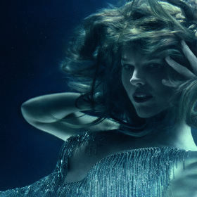 Eva Herzigová v kalendáři Pirelli znázorňuje vodu.