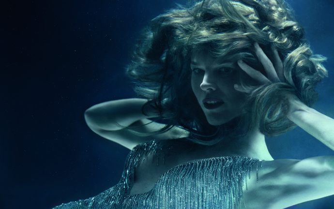 Eva Herzigová v kalendáři Pirelli znázorňuje vodu.