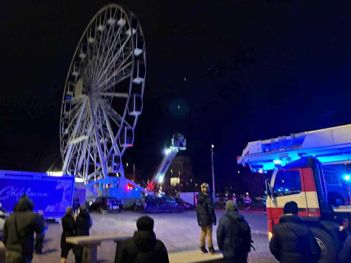 Použití automobilového žebříku při evakuaci osob.