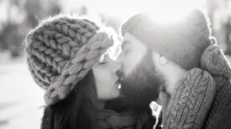 Horoskop lásky na prosinec 2025: Berany čeká vášeň na večírku, Lvi si užijí romantiku pod stromečkem