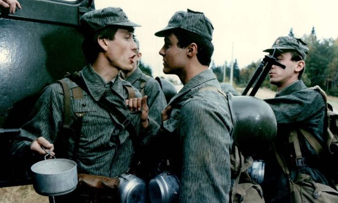 Seriál Chlapci a chlapi mapuje osudy, radosti i trampoty vojáků motostřeleckého útvaru. Na snímku Roman Hájek, Martin Zounar, Peter Pilz.