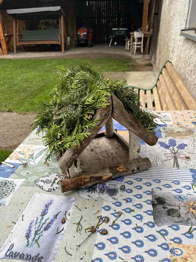Střecha musí hezky izolovat a větve držet na svém místě. 