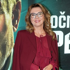 Krásná herečka si pohrála s různými odstíny i materiály a byla za dokonalou dámu.