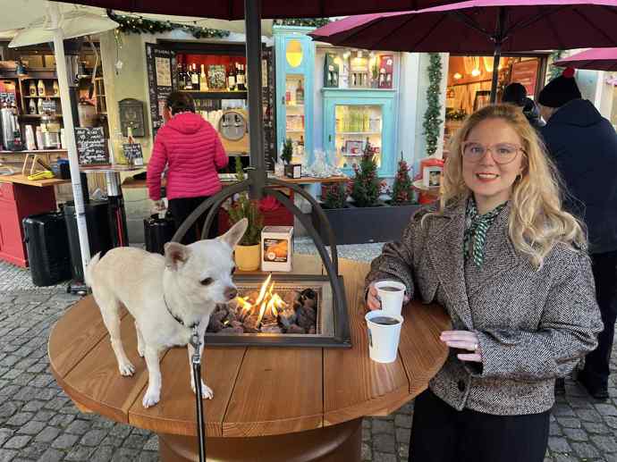 Velkou výhodou jsou hořáky umístěné na každém stolečku. 
