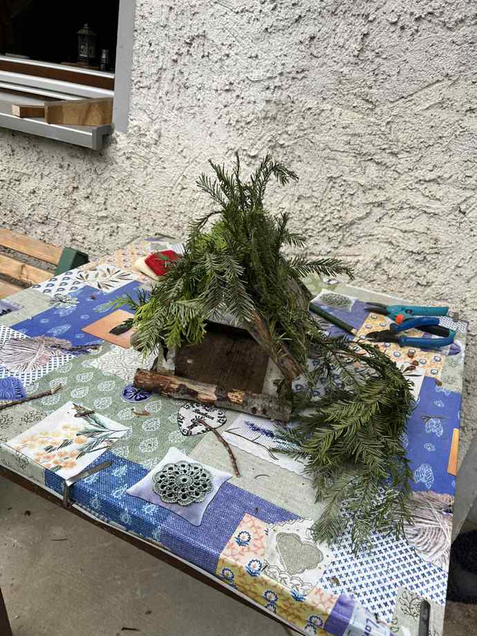 Ptačí budka nejprve vypadala neučesaná, drátkem jsem proto všechny větvičky pořádně upevnila. 