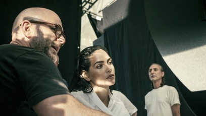 FOTO: Adria Arjona během focení nového kalendáře Pirelli.