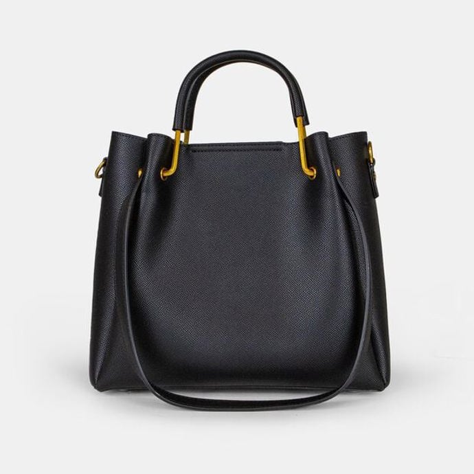 Nezapomeňte ani na kabelku se strukturou a kontrastními prvky. Tento model má v nabídce značka Baťa za 1399 Kč.