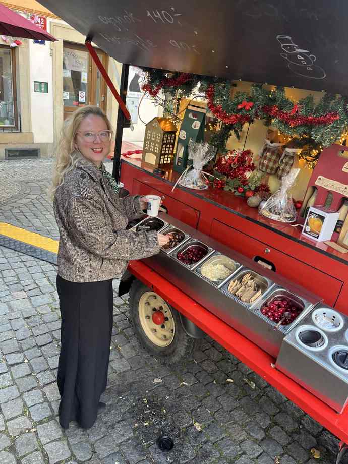 Retro autíčko s barem parkuje v těsné blízkosti Týnského chrámu. 