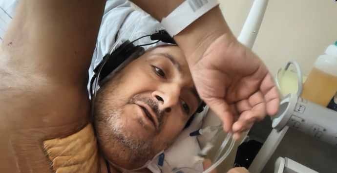 Patrik Hezucký předváděl i katetr, který mu do těla dodává léky.