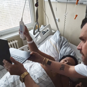 Patrik měl při natáčení prominentního kameramana (držiče notebooku) Leoše Mareše.