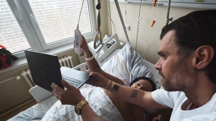 Patrik měl při natáčení prominentního kameramana (držiče notebooku) Leoše Mareše.