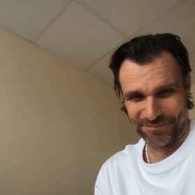 Leoš Mareš kamaráda ve špitálu navštěvuje denně.