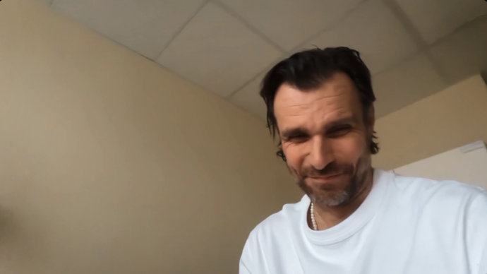 Leoš Mareš kamaráda ve špitálu navštěvuje denně.