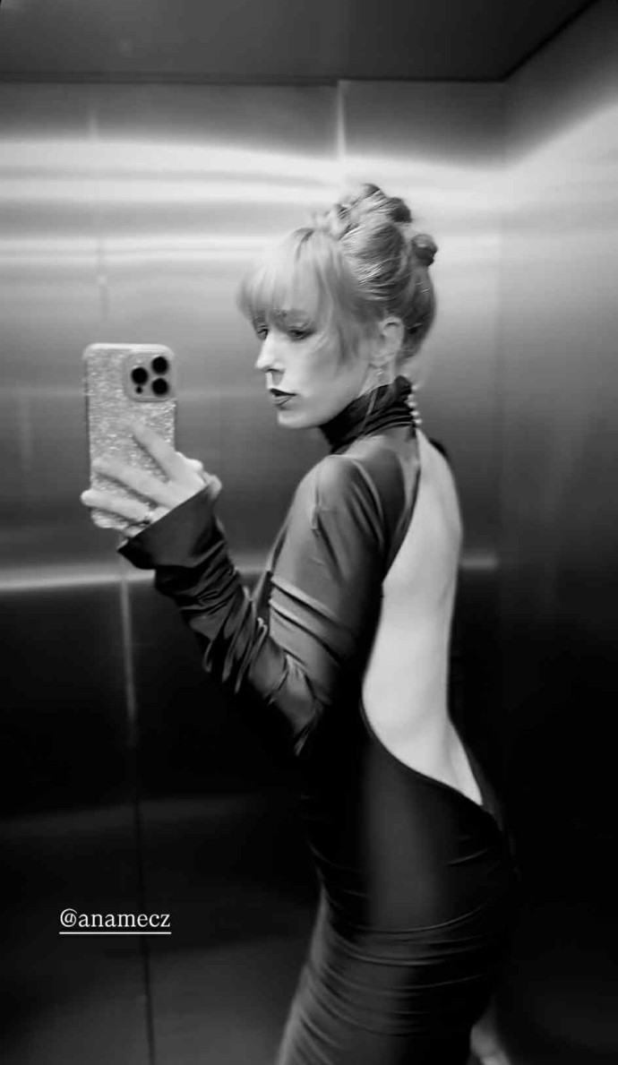 Aneta Krejčíková ukázala holá záda. 