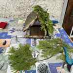 Střechu ptačí budky jsem nejprve opatřila drátkovým pletivem jako základ na střeše. 