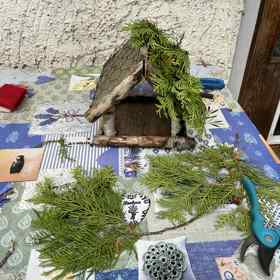 Střechu ptačí budky jsem nejprve opatřila drátkovým pletivem jako základ na střeše. 