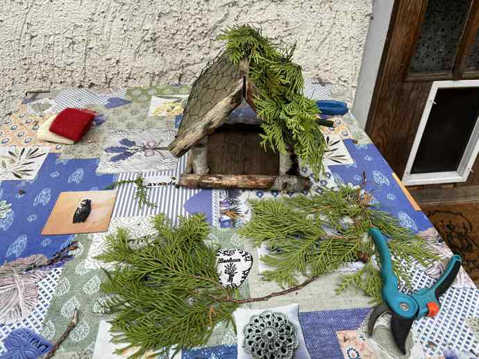 Střechu ptačí budky jsem nejprve opatřila drátkovým pletivem jako základ na střeše. 